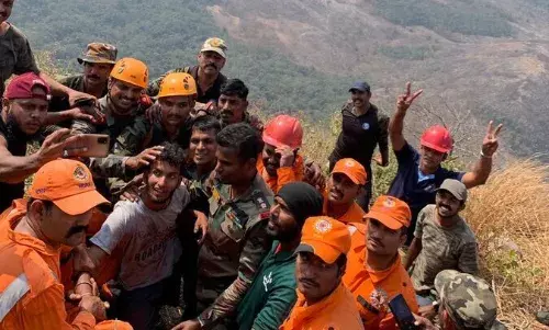 கேரளாவில் மலை இடுக்கில் சிக்கிய இளைஞரை பத்திரமாக மீட்டது ராணுவம் கேரளாவில் மலை இடுக்கில் சிக்கிய இளைஞரை பத்திரமாக மீட்டது ராணுவம்