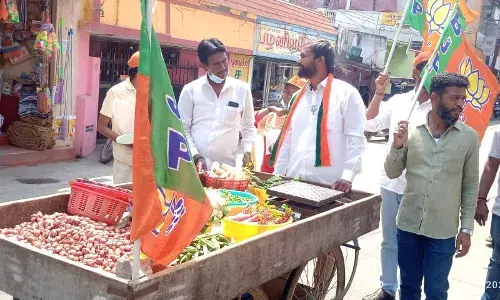 கோயம்புத்தூரில் காய்கறி வியாபாரம் செய்து வாக்கு சேகரித்த பாஜக வேட்பாளர் கோயம்புத்தூரில் காய்கறி வியாபாரம் செய்து வாக்கு சேகரித்த பாஜக வேட்பாளர்