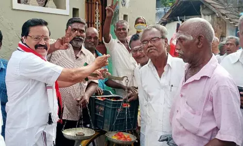 நெல்லையில் நூதன முறையில் அதிமுக வேட்பாளர் பாலுசாமி வாக்கு சேகரிப்பு