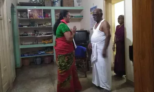 ஆசிரியை என்பதால் நம்பி வாக்களிப்போம்: தேனி தேர்தல்களத்தில் ருசிகரம்
