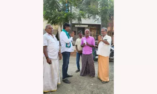 முதலில் குடிநீர் சப்ளை செய்யுங்க சார்...  சுயேட்சை வேட்பாளரிடம் பெண்கள் முறையீடு... முதலில் குடிநீர் சப்ளை செய்யுங்க சார்...  சுயேட்சை வேட்பாளரிடம் பெண்கள் முறையீடு...
