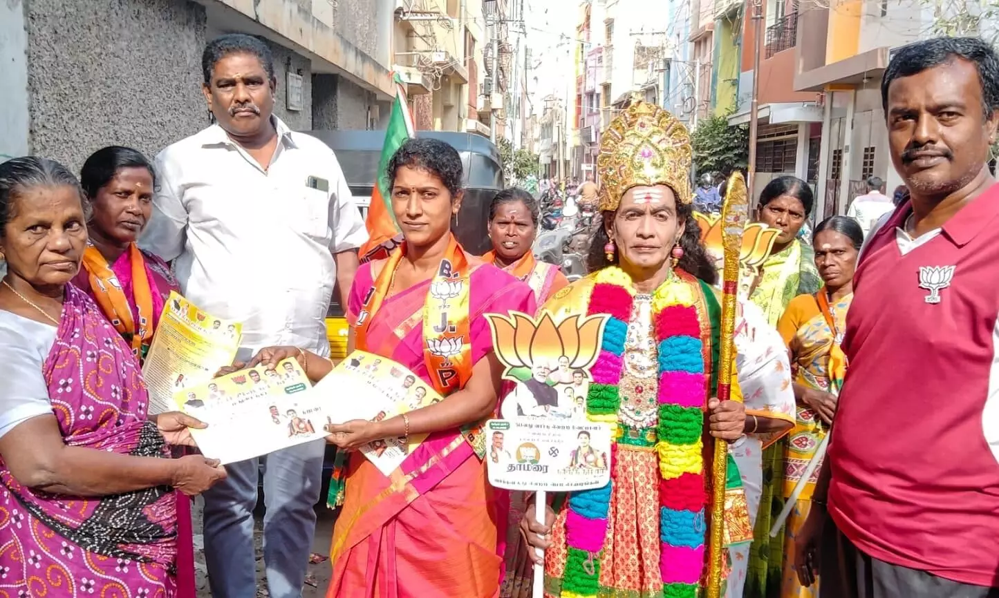 மதுரையில் முருகன் வேடத்தில் வாக்குகள் சேகரித்த பாஜக வேட்பாளர் மதுரையில் முருகன் வேடத்தில் வாக்குகள் சேகரித்த பாஜக வேட்பாளர்