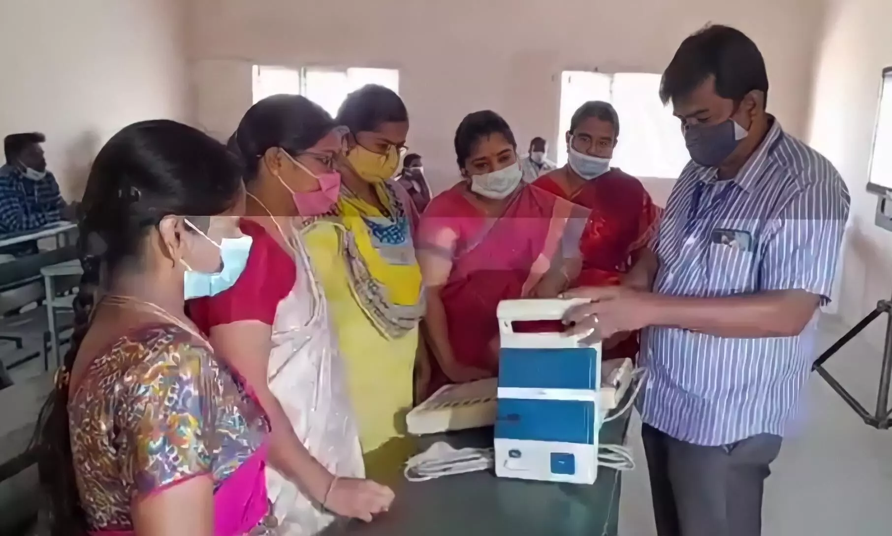 அந்தியூரில் வாக்குச்சாவடி அலுவலர்களுக்கான செயல்விளக்க பயிற்சி அந்தியூரில் வாக்குச்சாவடி அலுவலர்களுக்கான செயல்விளக்க பயிற்சி