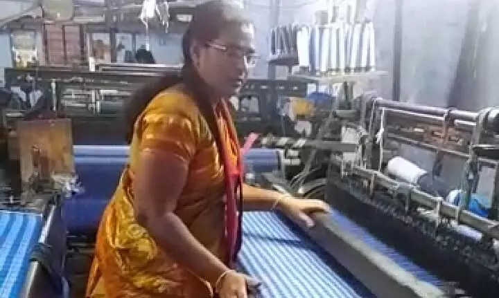 குமாரபாளையத்தில் தறி ஓட்டி பிரச்சாரம் செய்த திமுக வேட்பாளர் குமாரபாளையத்தில் தறி ஓட்டி பிரச்சாரம் செய்த திமுக வேட்பாளர்