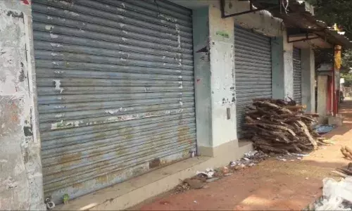 குற்றாலத்தில் வாடகை செலுத்தாத கடைகளுக்கு சீல்: வியாபாரிகள் வாக்குவாதம்