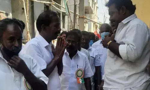 தேனி 14வது வார்டு வேட்பாளர் நாகராஜிடம் தெருக்குழாய் வேண்டி மக்கள் கோரிக்கை தேனி 14வது வார்டு வேட்பாளர் நாகராஜிடம் தெருக்குழாய் வேண்டி மக்கள் கோரிக்கை