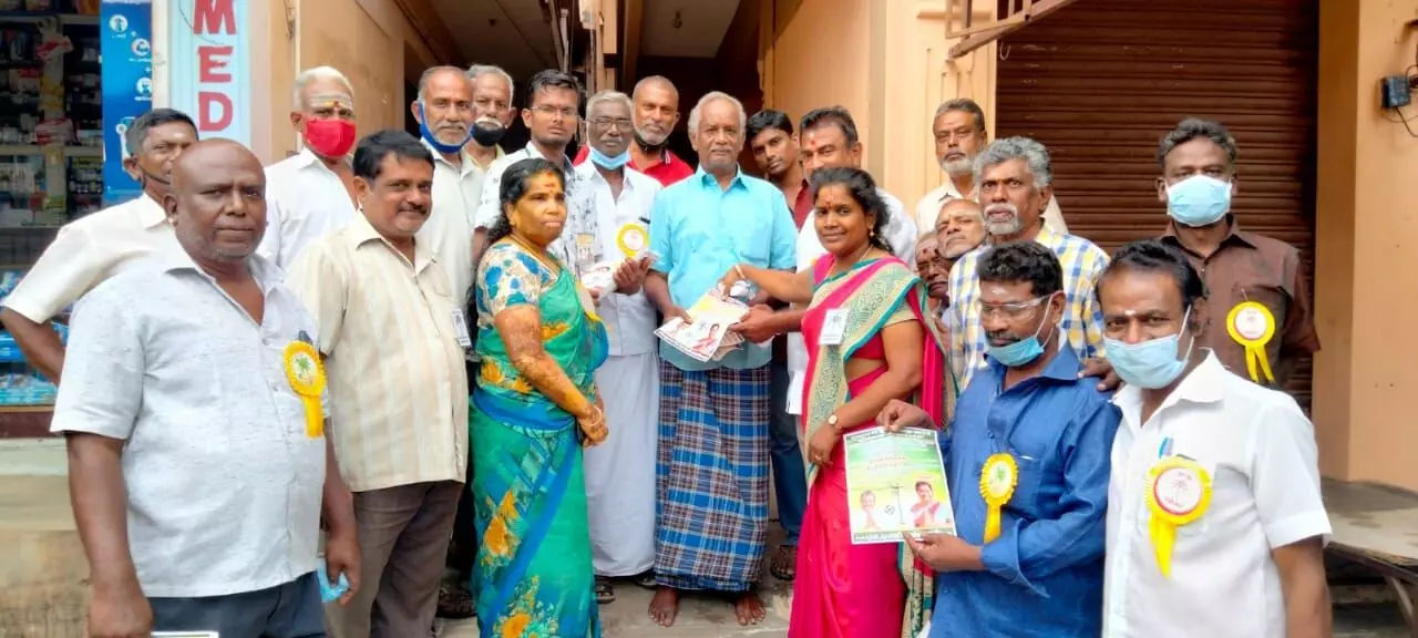 மதுரையில் சுயேச்சை வேட்பாளர் வீடு, வீடாகச் சென்று வாக்கு சேகரிப்பு மதுரையில் சுயேச்சை வேட்பாளர் வீடு, வீடாகச் சென்று வாக்கு சேகரிப்பு