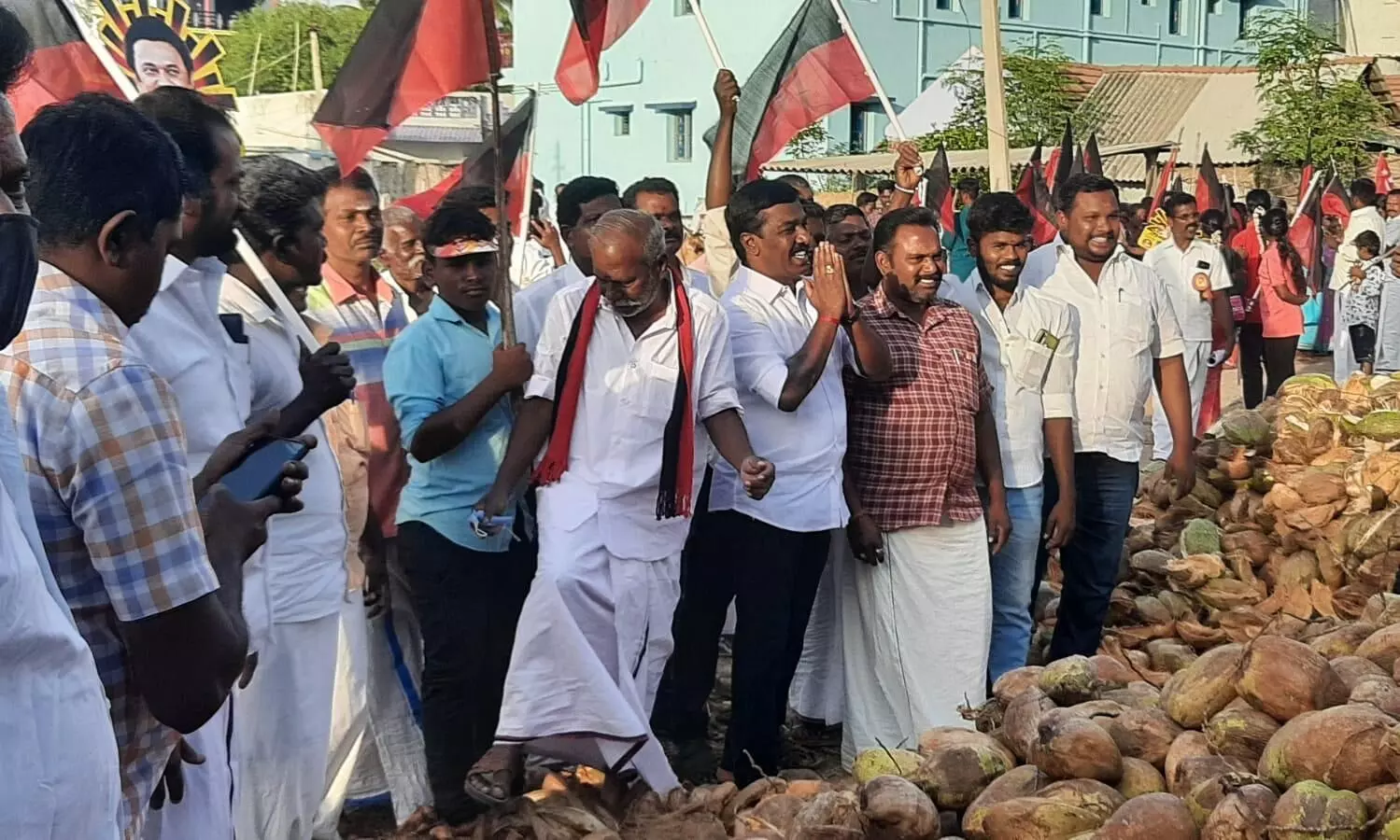 சோழவந்தான் நகரில் வாக்குகளை சேகரித்த திமுக எம்.எல்.ஏ வெங்கடேசன் சோழவந்தான் நகரில் வாக்குகளை சேகரித்த திமுக எம்.எல்.ஏ வெங்கடேசன்