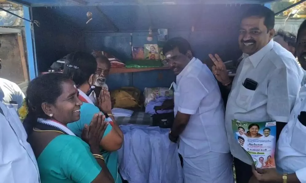 அதிமுக வேட்பாளர்களுக்காக துணிக்கு சலவை செய்து பிரசாரம் அதிமுக வேட்பாளர்களுக்காக துணிக்கு சலவை செய்து பிரசாரம்