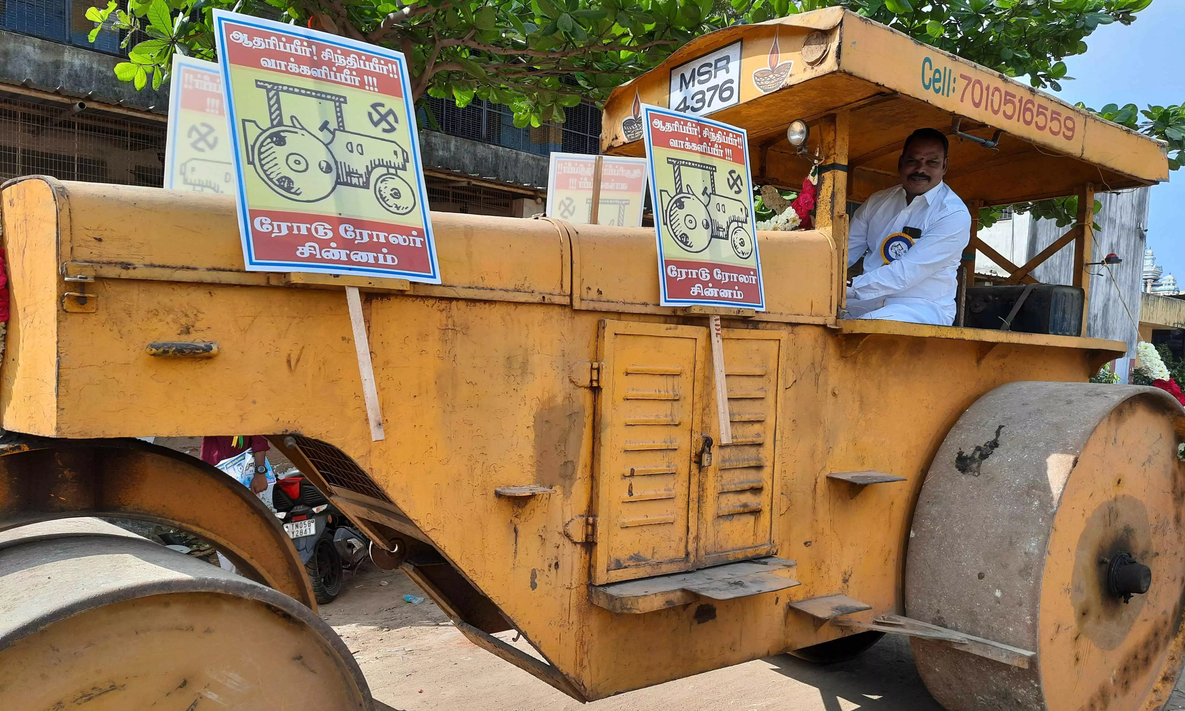 ரோடு ரோலர் ஓட்டி வாக்கு சேகரித்து திகைக்க வைத்த சுயேட்சை வேட்பாளர் ரோடு ரோலர் ஓட்டி வாக்கு சேகரித்து திகைக்க வைத்த சுயேட்சை வேட்பாளர்