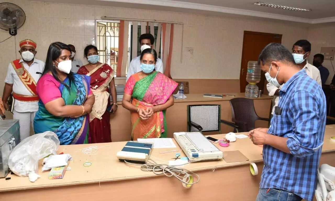 தேர்தல் ஏற்பாடு: பள்ளிபாளையத்தில் நாமக்கல் கலெக்டர் நேரில் ஆய்வு தேர்தல் ஏற்பாடு: பள்ளிபாளையத்தில் நாமக்கல் கலெக்டர் நேரில் ஆய்வு