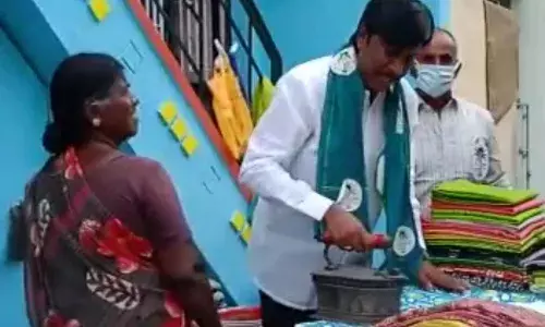 அடிப்படை வசதியின்றி காணப்படும் தேனி 4வது வார்டு: வேட்பாளரிடம் மக்கள் குமுறல் அடிப்படை வசதியின்றி காணப்படும் தேனி 4வது வார்டு: வேட்பாளரிடம் மக்கள் குமுறல்