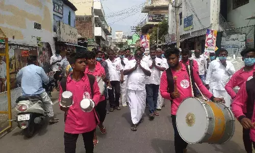 குமாரபாளையத்தில் கூட்டம் சேர்த்து வாக்கு சேகரித்த சுயேட்சை வேட்பாளர் குமாரபாளையத்தில் கூட்டம் சேர்த்து வாக்கு சேகரித்த சுயேட்சை வேட்பாளர்