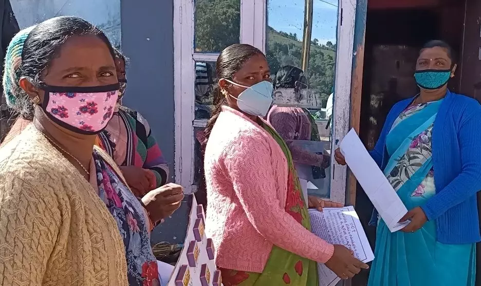 உதகை 31 வது வார்டில் சுயேச்சை வேட்பாளர் தீவிர வாக்கு சேகரிப்பு உதகை 31 வது வார்டில் சுயேச்சை வேட்பாளர் தீவிர வாக்கு சேகரிப்பு