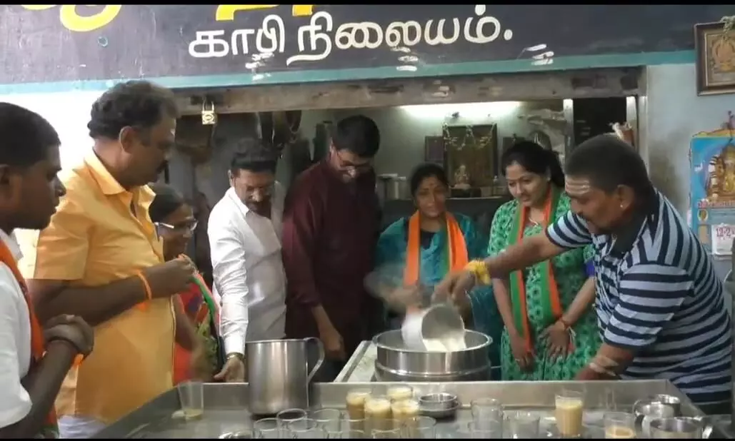 மதுரையில் டீ போட்டுக் கொடுத்து பாஜக காயத்ரி ரகுராம் வாக்கு சேகரிப்பு மதுரையில் டீ போட்டுக் கொடுத்து பாஜக காயத்ரி ரகுராம் வாக்கு சேகரிப்பு