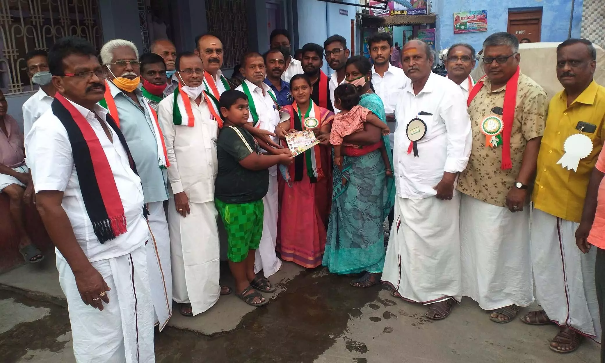 குமாரபாளையத்தில் காங்கிரஸ் வேட்பாளர் கூட்டணி கட்சியினருடன் பிரசாரம் குமாரபாளையத்தில் காங்கிரஸ் வேட்பாளர் கூட்டணி கட்சியினருடன் பிரசாரம்