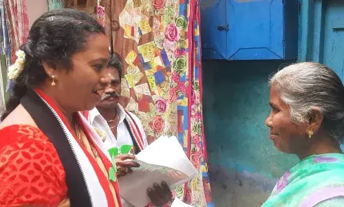 கடனிலிருந்து சுய உதவிக்குழுக்களை மீட்பேன்:  அதிமுக வேட்பாளர் ஆசிரியை ஷீலா உறுதி கடனிலிருந்து சுய உதவிக்குழுக்களை மீட்பேன்:  அதிமுக வேட்பாளர் ஆசிரியை ஷீலா உறுதி