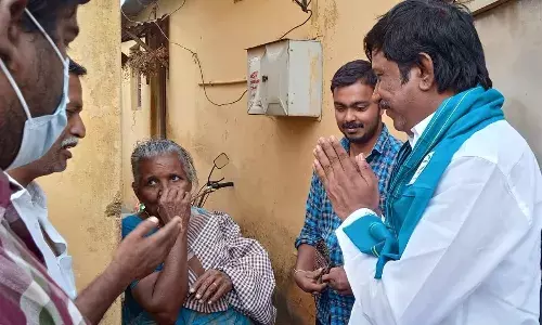 தேனி 4வது வார்டில் மக்களை கவர்ந்த சுயேட்சை வேட்பாளர் வி.ஆர்.ராஜன் தேனி 4வது வார்டில் மக்களை கவர்ந்த சுயேட்சை வேட்பாளர் வி.ஆர்.ராஜன்