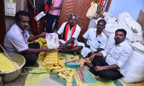 வள்ளியூர் பேரூராட்சி 17வது வார்டு திமுக வேட்பாளர் நூதன முறையில் வாக்கு சேகரிப்பு வள்ளியூர் பேரூராட்சி 17வது வார்டு திமுக வேட்பாளர் நூதன முறையில் வாக்கு சேகரிப்பு