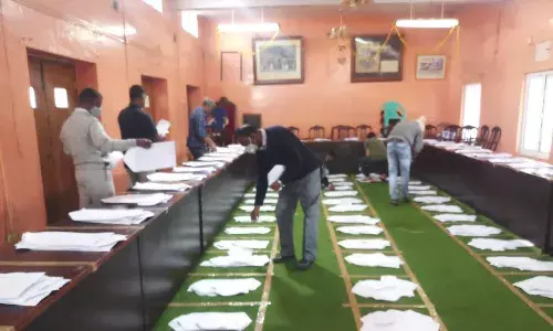வாக்குச்சாவடிகளுக்கு கொண்டு செல்லும் பொருட்கள் தயார்படுத்தும் பணி தீவிரம் வாக்குச்சாவடிகளுக்கு கொண்டு செல்லும் பொருட்கள் தயார்படுத்தும் பணி தீவிரம்