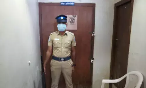 வாக்குப்பதிவு இயந்திரங்கள் வைக்கப்பட்டுள்ள அறைக்கு போலீஸ் பாதுகாப்பு வாக்குப்பதிவு இயந்திரங்கள் வைக்கப்பட்டுள்ள அறைக்கு போலீஸ் பாதுகாப்பு