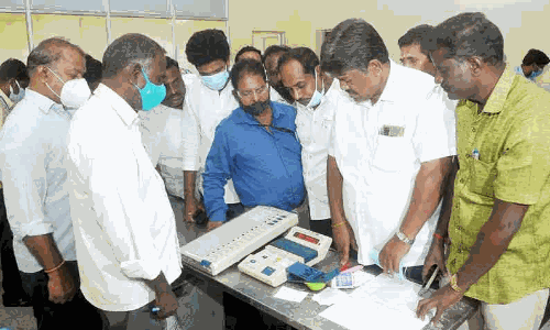 திருவண்ணாமலையில் வாக்குப்பதிவு எந்திரங்களில் பெயர், சின்னம் பொருத்தும் பணி திருவண்ணாமலையில் வாக்குப்பதிவு எந்திரங்களில் பெயர், சின்னம் பொருத்தும் பணி