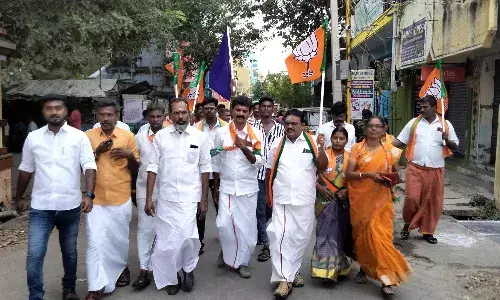 திருமங்கலத்தில் வேட்பாளர் தமிழ்மணியை ஆதரித்து பாஜகவினர் நூதன வாக்கு சேகரிப்பு திருமங்கலத்தில் வேட்பாளர் தமிழ்மணியை ஆதரித்து பாஜகவினர் நூதன வாக்கு சேகரிப்பு