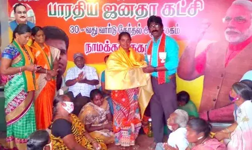 நாமக்கல் நகராட்சி 30வது வார்டு பாஜக வேட்பாளர் அகிலன் தீவிர ஓட்டு வேட்டை நாமக்கல் நகராட்சி 30வது வார்டு பாஜக வேட்பாளர் அகிலன் தீவிர ஓட்டு வேட்டை