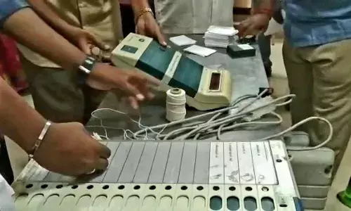 மேட்டூர் நகராட்சியில் வாக்குப்பதிவு இயந்திரத்தில்  சின்னம் பொருத்தும் பணி தீவிரம் மேட்டூர் நகராட்சியில் வாக்குப்பதிவு இயந்திரத்தில்  சின்னம் பொருத்தும் பணி தீவிரம்