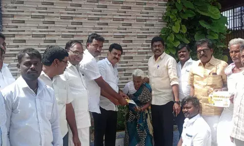 ஊத்துக்கோட்டையில் திமுக வேட்பாளருக்கு கட்சியினர் தீவிர வாக்கு சேகரிப்பு ஊத்துக்கோட்டையில் திமுக வேட்பாளருக்கு கட்சியினர் தீவிர வாக்கு சேகரிப்பு