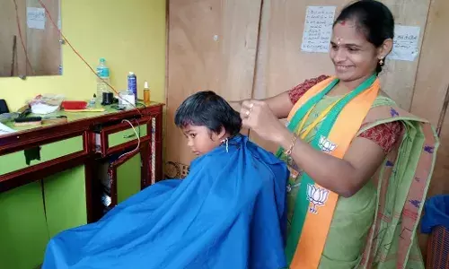 திருப்பூரில் பாஜக வேட்பாளர் முடி திருத்தி  வாக்கு சேகரிப்பு