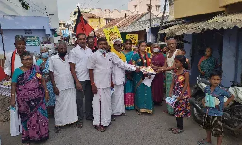 குமாரபாளையத்தில் கருணாநிதி வேடமணிந்து தி.மு.க.வினர் பிரச்சாரம் குமாரபாளையத்தில் கருணாநிதி வேடமணிந்து தி.மு.க.வினர் பிரச்சாரம்