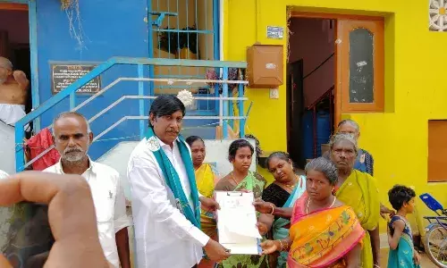 தேனியில் உறுதி மொழி பத்திரம் வழங்கி சுயேட்சை வேட்பாளர் வாக்கு சேகரிப்பு தேனியில் உறுதி மொழி பத்திரம் வழங்கி சுயேட்சை வேட்பாளர் வாக்கு சேகரிப்பு