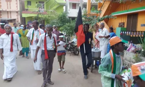 திட்டச்சாலைகளை முடித்து கொடுக்க 14வது வார்டு காங்., வேட்பாளரிடம் மக்கள் கோரிக்கை திட்டச்சாலைகளை முடித்து கொடுக்க 14வது வார்டு காங்., வேட்பாளரிடம் மக்கள் கோரிக்கை