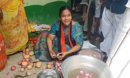 நாகையில் காய்கறி வெட்டிக்கொடுத்து திமுக வேட்பாளர் தீவிர வாக்கு சேகரிப்பு
