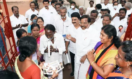 ஊத்துக்கோட்டை பேரூராட்சி 4வது வார்டு திமுக வேட்பாளருக்கு கட்சியினர் தீவிர பிரச்சாரம் ஊத்துக்கோட்டை பேரூராட்சி 4வது வார்டு திமுக வேட்பாளருக்கு கட்சியினர் தீவிர பிரச்சாரம்
