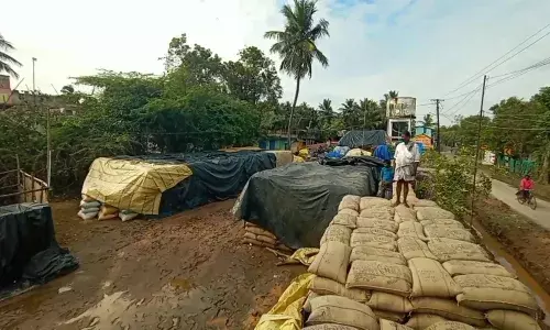 நாகையில் அரசு நேரடி கொள்முதல் நிலையத்தில் 2,000 நெல் மூட்டைகள் சேதம் நாகையில் அரசு நேரடி கொள்முதல் நிலையத்தில் 2,000 நெல் மூட்டைகள் சேதம்