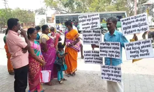 காதலர் தினத்திற்கு எதிர்ப்பு தெரிவித்து உடம்பில் பதாதைகளை கட்டிக் கொண்டு பிரச்சாரம்