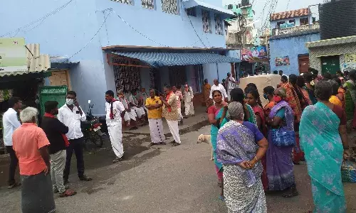 குமாரபாளையத்தில் ஒரே இடத்தில் இரு வேட்பாளர்கள் பிரச்சாரம்: தள்ளுமுள்ளு தவிர்ப்பு குமாரபாளையத்தில் ஒரே இடத்தில் இரு வேட்பாளர்கள் பிரச்சாரம்: தள்ளுமுள்ளு தவிர்ப்பு