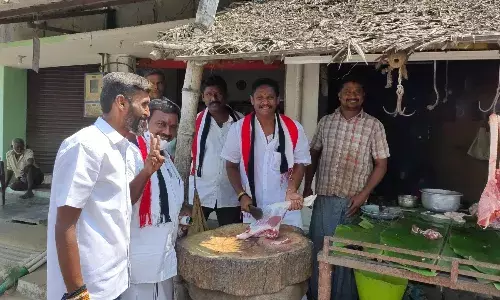 குமாரபாளையத்தில் நூதன முறையில் வேட்பாளர்கள் ஓட்டு வேட்டை குமாரபாளையத்தில் நூதன முறையில் வேட்பாளர்கள் ஓட்டு வேட்டை