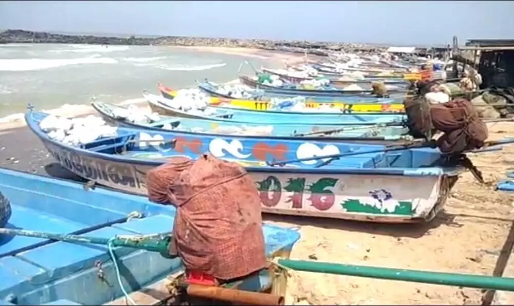 மகாராஷ்டிராவில் கரை ஒதுங்கிய மீனவர்கள் - வீடியோ வெளியிட்டு தமிழக அரசுக்கு கோரிக்கை மகாராஷ்டிராவில் கரை ஒதுங்கிய மீனவர்கள் - வீடியோ வெளியிட்டு தமிழக அரசுக்கு கோரிக்கை