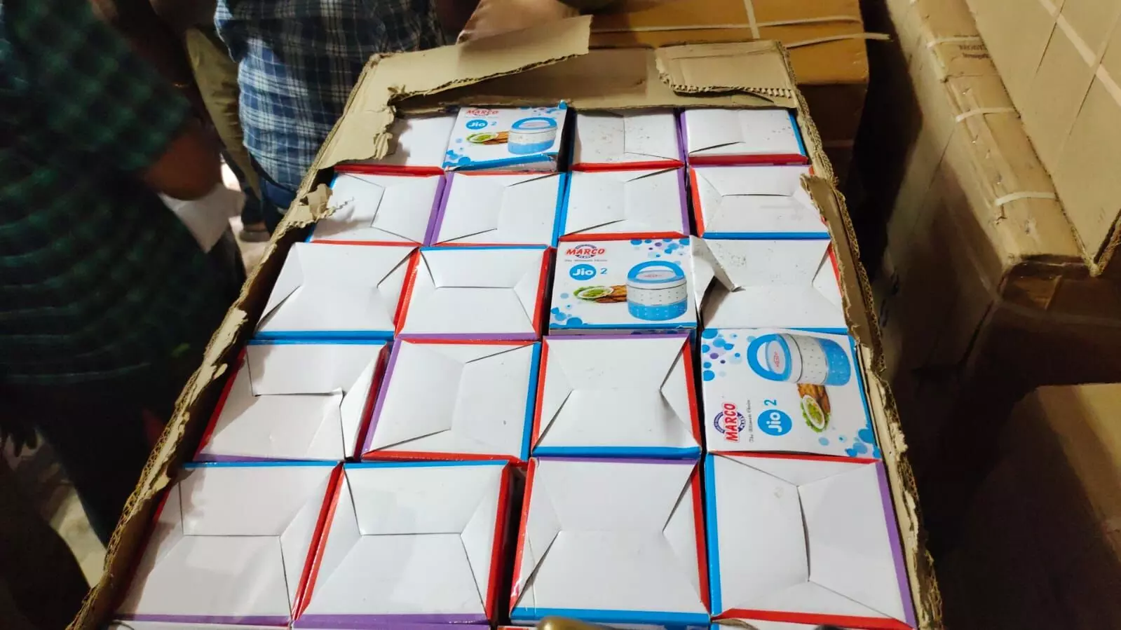 கோவை தனியார் குடோனில் பெட்டி பெட்டியாக ஹாட் பாக்ஸ்கள் பறிமுதல் கோவை தனியார் குடோனில் பெட்டி பெட்டியாக ஹாட் பாக்ஸ்கள் பறிமுதல்