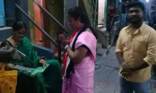 தேனி 29வது வார்டு அதிமுக வேட்பாளர் ஷீலா வீடு வீடாக வாக்கு சேகரிப்பு தேனி 29வது வார்டு அதிமுக வேட்பாளர் ஷீலா வீடு வீடாக வாக்கு சேகரிப்பு