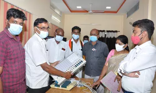 தர்மபுரி நகராட்சியில் வாக்குபதிவு இயந்திரத்தில் சின்னம் பொருத்தம் பணி தர்மபுரி நகராட்சியில் வாக்குபதிவு இயந்திரத்தில் சின்னம் பொருத்தம் பணி