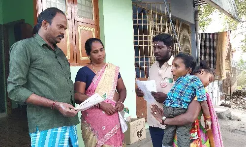 2  வயது குழந்தையை தோளில் சுமந்தபடி வாக்கு சேகரித்த நாம் தமிழர் வேட்பாளர் 2  வயது குழந்தையை தோளில் சுமந்தபடி வாக்கு சேகரித்த நாம் தமிழர் வேட்பாளர்
