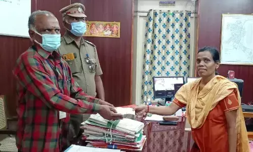 ராஜபாளையத்தில் உரிய ஆவணம் இன்றி எடுத்து வந்த ரூ.1.50 லட்சம் பறிமுதல் ராஜபாளையத்தில் உரிய ஆவணம் இன்றி எடுத்து வந்த ரூ.1.50 லட்சம் பறிமுதல்