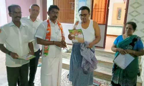 மதுரையில் எளிமையான முறையில் நடந்து சென்று வாக்குகள் சேகரிக்கும் பாஜக வேட்பாளர் மதுரையில் எளிமையான முறையில் நடந்து சென்று வாக்குகள் சேகரிக்கும் பாஜக வேட்பாளர்