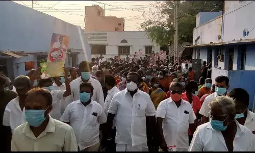 தீப்பெட்டி சின்னத்திற்கு ஓட்டு கேட்டு அசத்தும் சுயேட்சை வேட்பாளர் அழகேசன் தீப்பெட்டி சின்னத்திற்கு ஓட்டு கேட்டு அசத்தும் சுயேட்சை வேட்பாளர் அழகேசன்