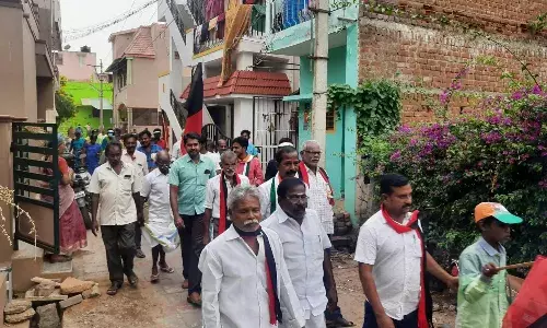 தேனி 14வது வார்டு வேட்பாளர் நாகராஜிடம் நிலத்தடி நீரை சுத்தம் செய்ய மக்கள் காேரிக்கை தேனி 14வது வார்டு வேட்பாளர் நாகராஜிடம் நிலத்தடி நீரை சுத்தம் செய்ய மக்கள் காேரிக்கை