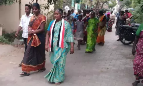 தாய்மாமன் சீர் : அதிமுக வேட்பாளர் வாக்குறுதி  அளித்து பிரசாரம் தாய்மாமன் சீர் : அதிமுக வேட்பாளர் வாக்குறுதி  அளித்து பிரசாரம்